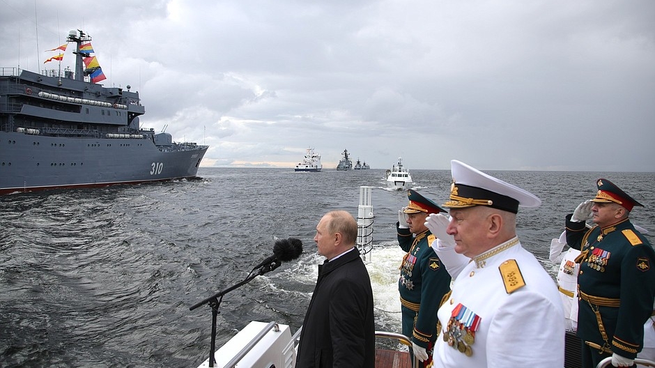 Путин поприветствовал участников парада ко Дню ВМФ в Петербурге