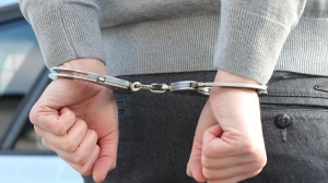 Обвиняемый в изнасиловании 13-летней дочери сбежал из зала суда в Гатчине