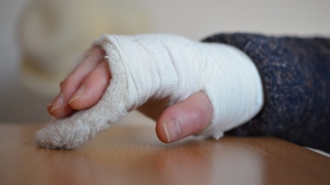 Сотрудница Почты России сломала руку на работе