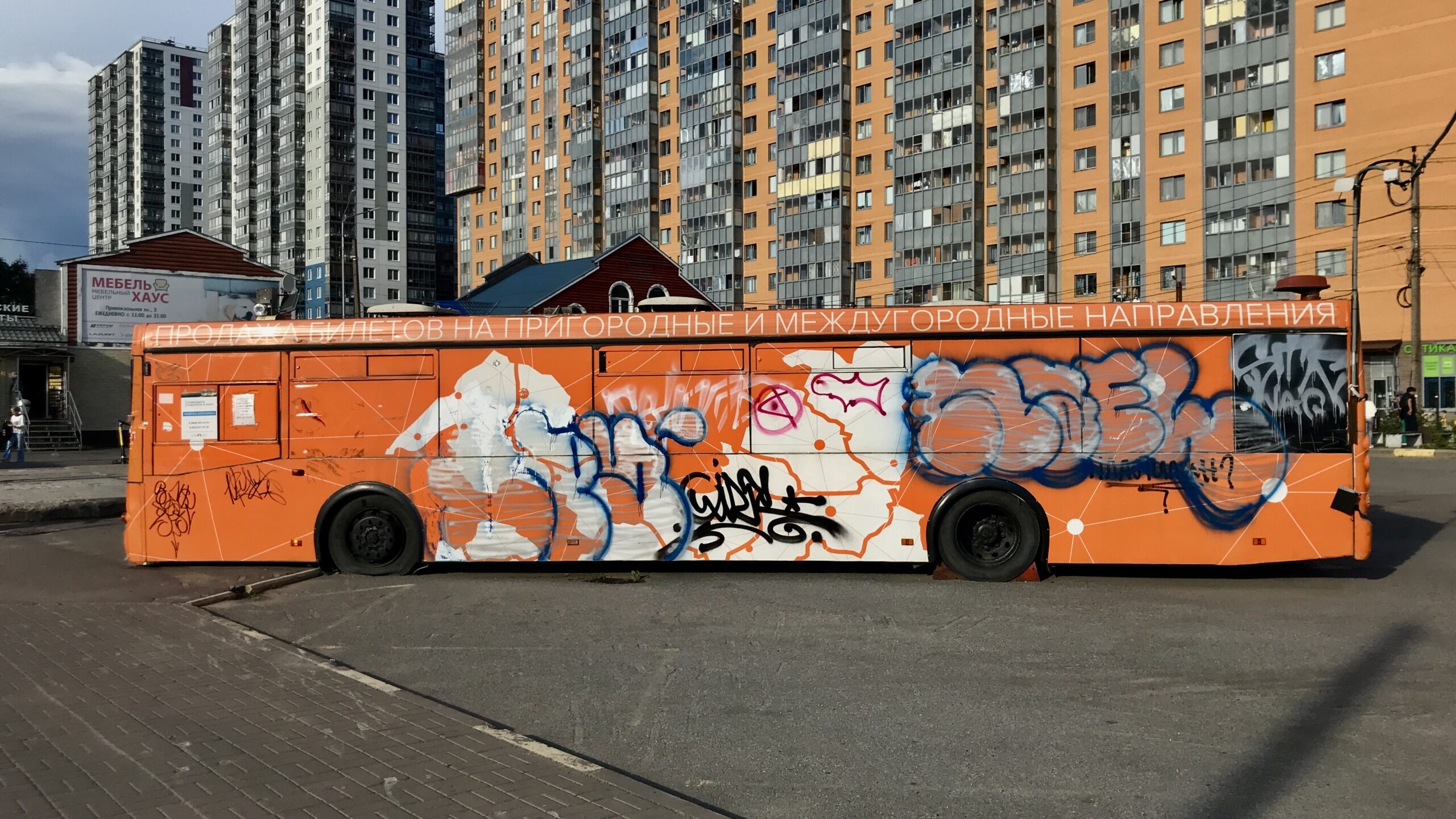 В «Девяткино» автовокзал превратился в автобус: жители разглядели в нем списанный туалет