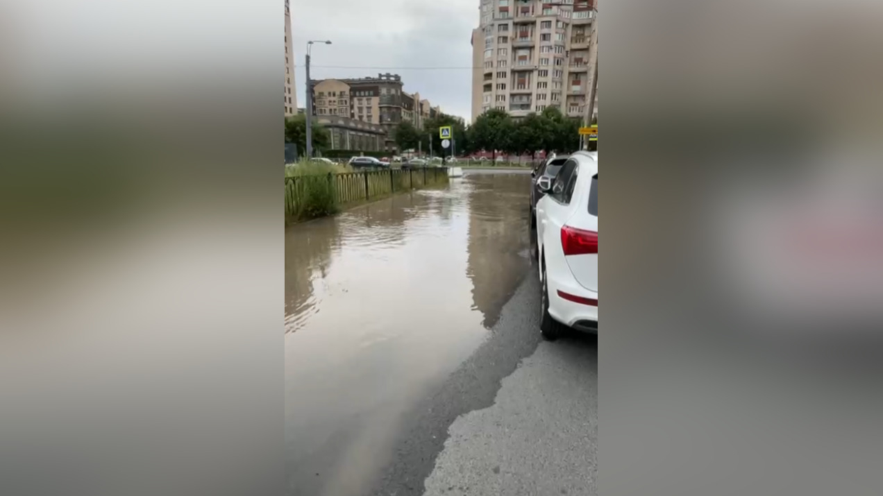В Галерном проезде рядом с Водоканалом образовался потоп