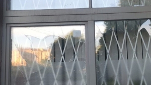 Росгвардия задержала пьяного петербуржца, разбившего окно военкомата в Кировском районе