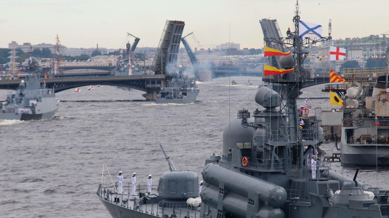 В Петербурге проходит Главный военно-морской парад