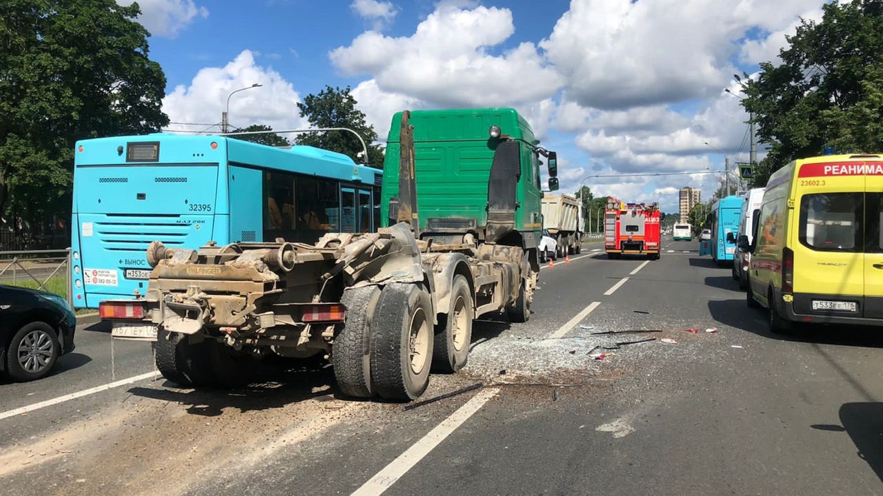 Прокуратура взяла на контроль аварию с автобусом и грузовиком на Выборгском шоссе
