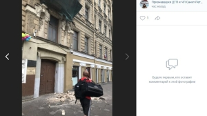На Невском проспекте кусок фасада чуть не упал на голову женщины