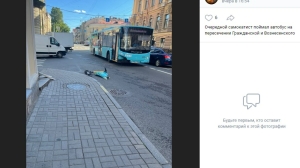 Петербуржец на электросамокате влетел в автобус на Вознесенском