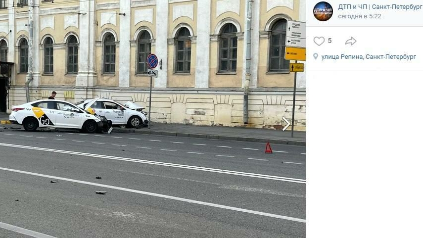 Два авто «Яндекс.Такси» столкнулись и вылетели в дорожный знак на Кадетской линии