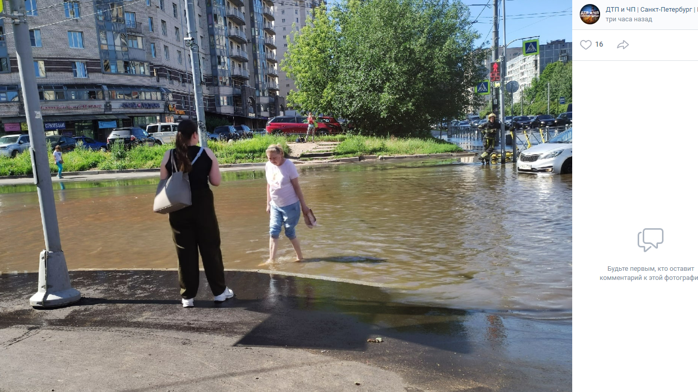 В Выборгском районе подземные «фонтаны»   затопили улицы