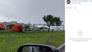 На Пулковском шоссе пожарная машина завалилась на бок