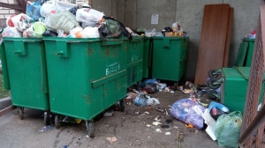 Петербуржцы сталкиваются с горами мусора в разных районах и пишут в Смольный