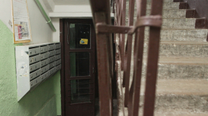 Телефон, часы и нож: в парадной дома на Шлиссельбургском проспекте вооруженные мужчины в компании пенсионерок обобрали петербуржца