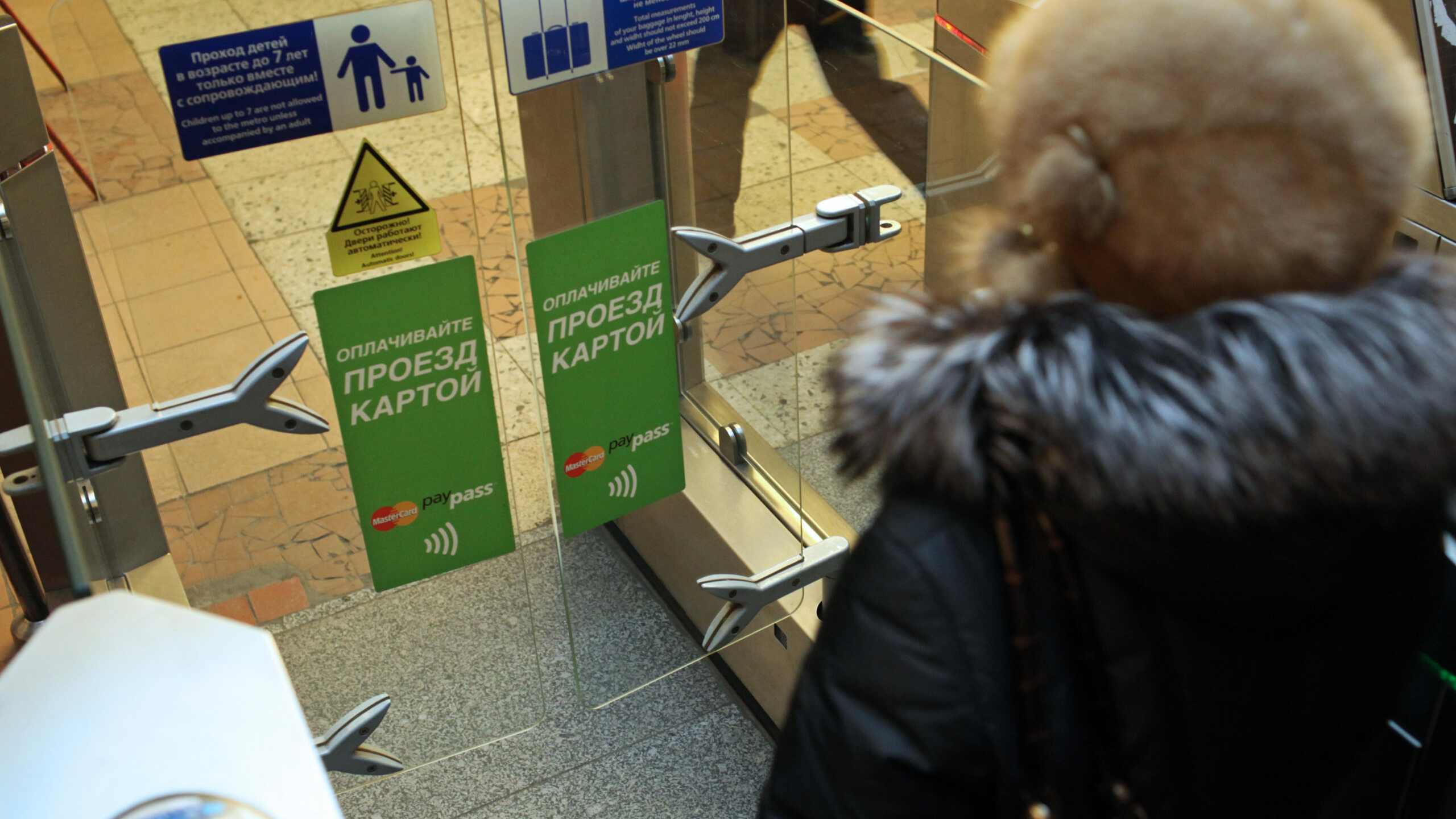 Дополнительные турникеты появились на станции метро «Улица Дыбенко»