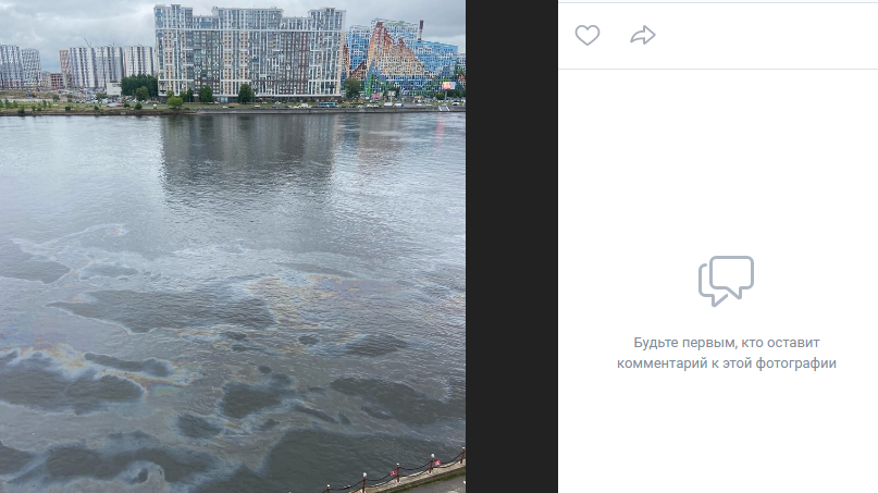 Петербуржцы заметили в Неве крупное нефтяное пятно