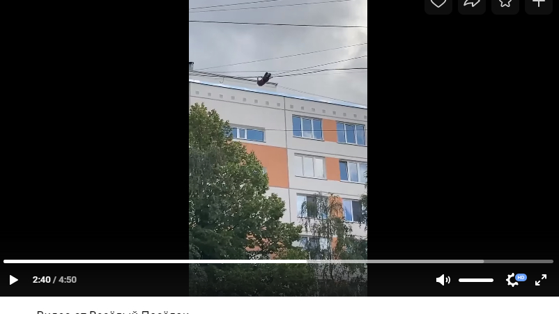 В Веселом поселке местный «человек-паук» на спор за 500 рублей прополз по проводам с одной многоэтажки на другую