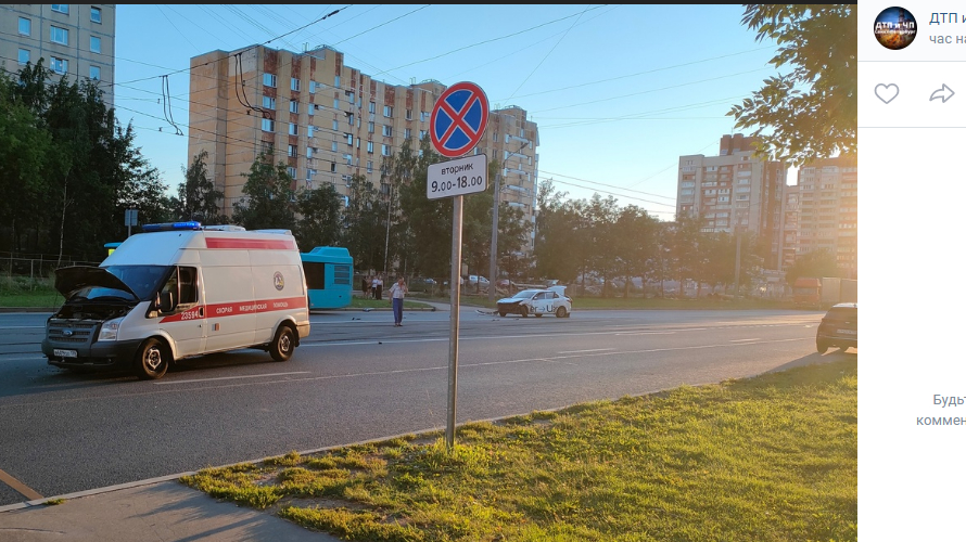 В Петербурге дорогу на Шлиссельбургском проспекте не поделили такси и карета скорой помощи