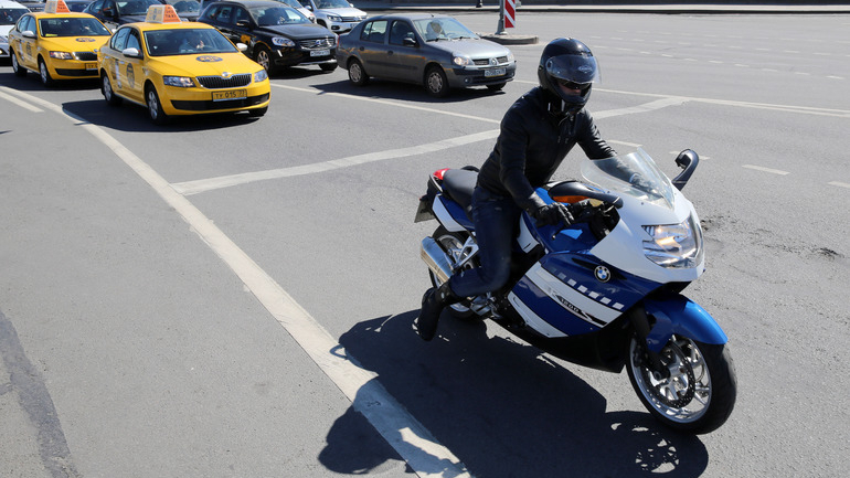 На Литейном мотоциклист оказался под колесами золотистого такси