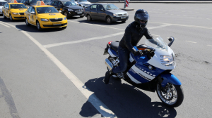 На Литейном мотоциклист оказался под колесами золотистого такси