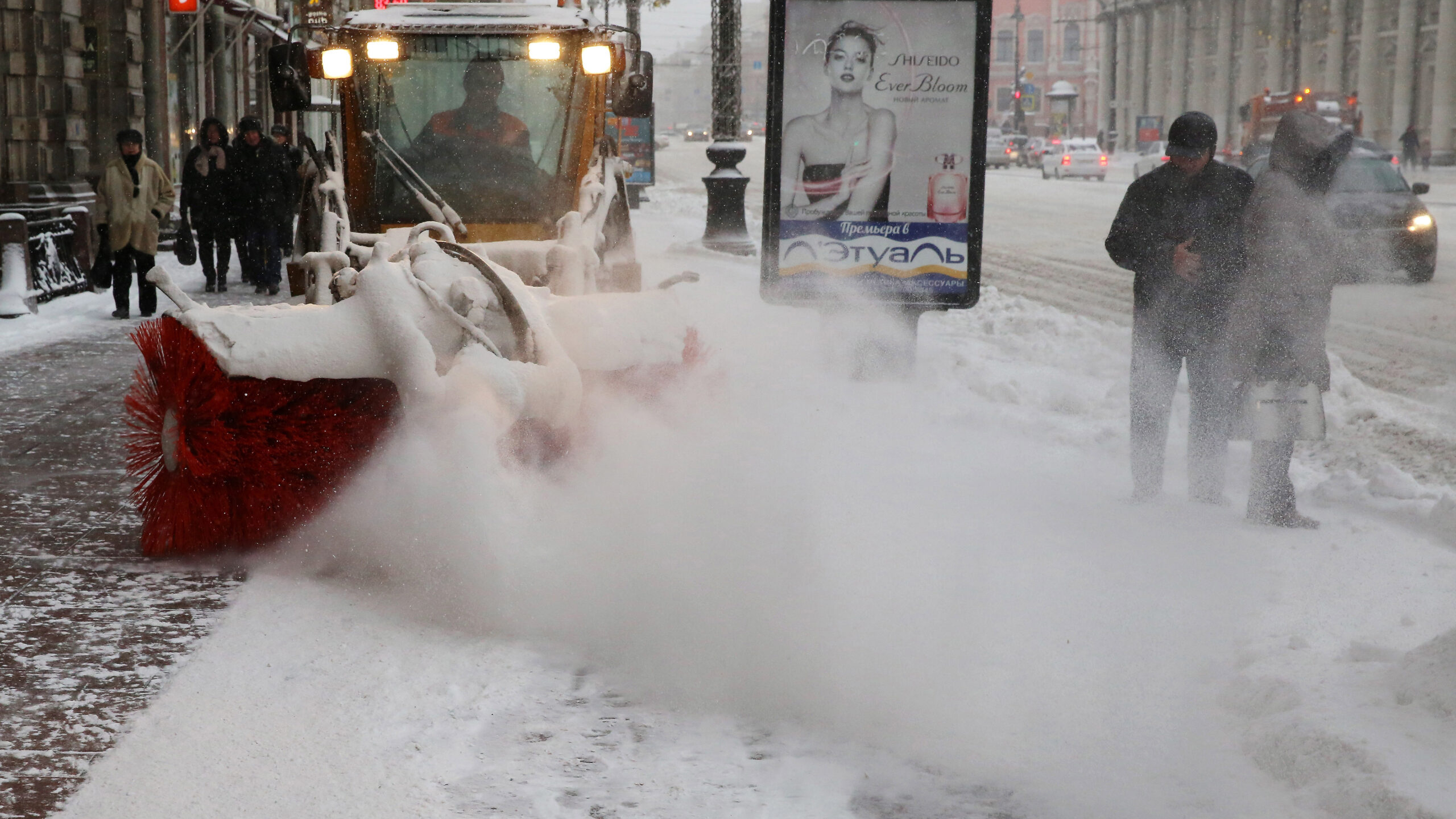 На дорогах Петербурга образовались пробки и ДТП из-за отсутствия уборки снега