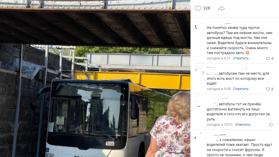 В Петербурге автобус не вписался и застрял под «мостом Глупости»