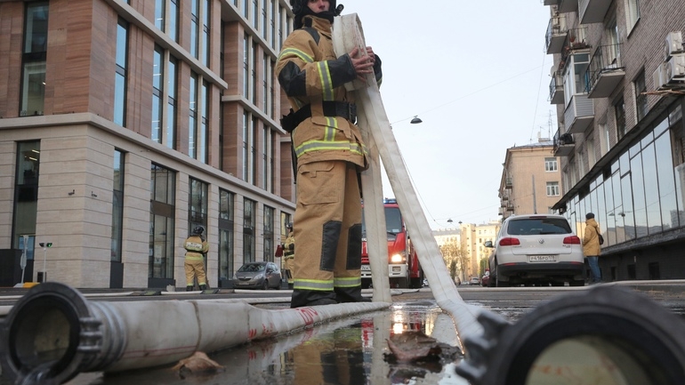 Из загоревшейся квартиры на Комендантском пришлось эвакуировать 5 человек