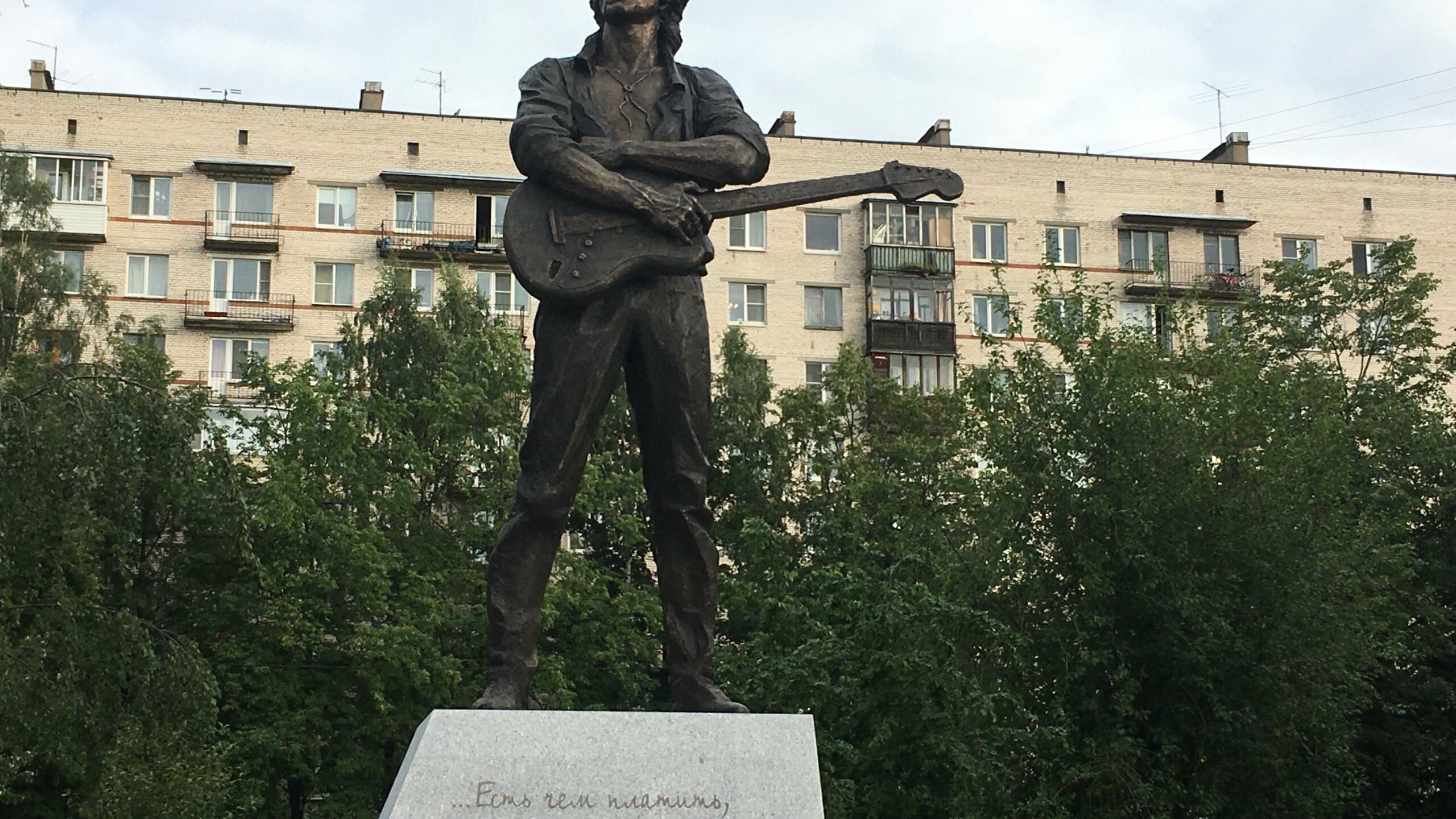 Жители Петербурга почтили память Виктора Цоя на Богословском кладбище
