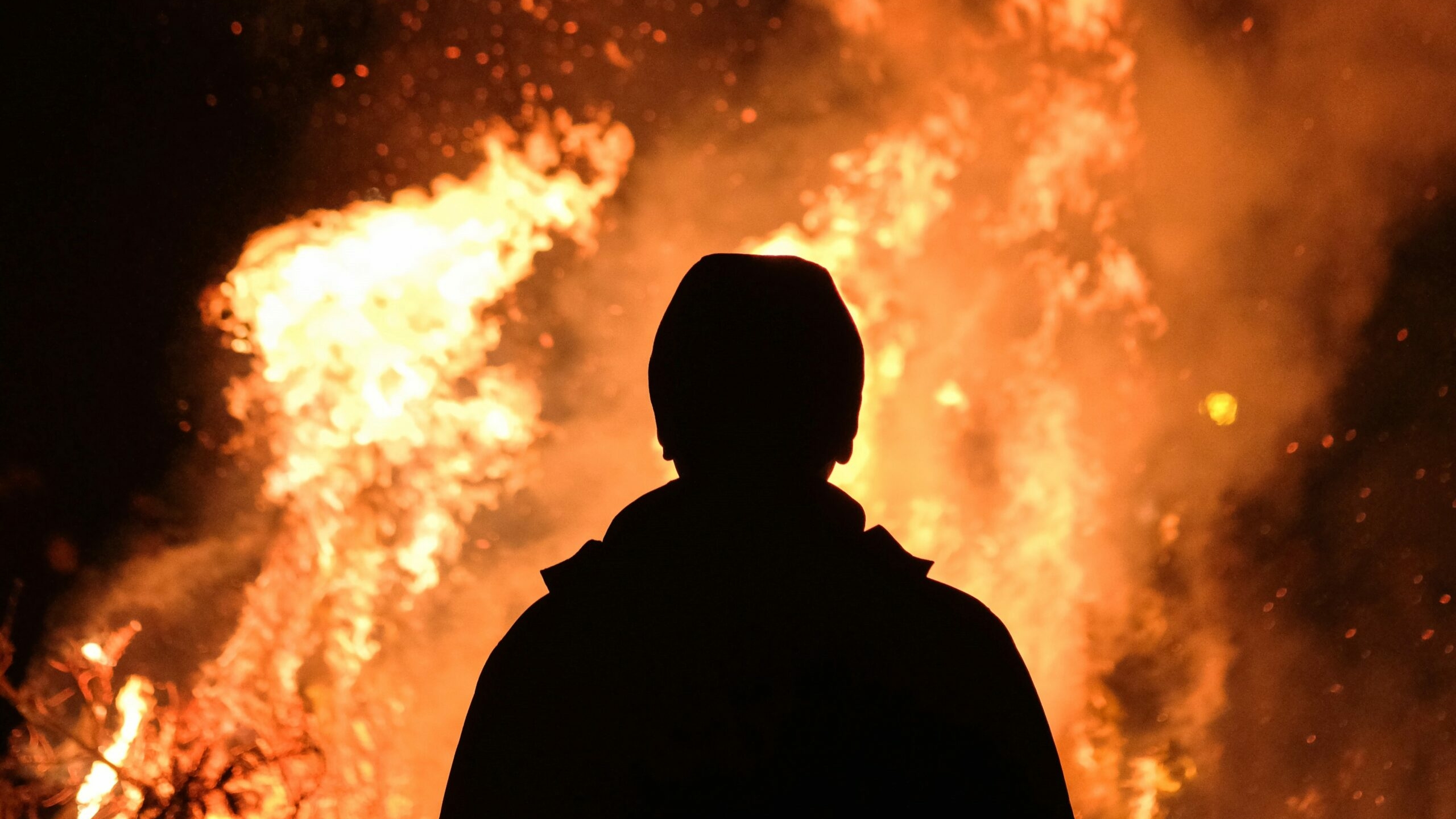 Пожарные спустя три часа потушили крупный ночной пожар на Петроградке