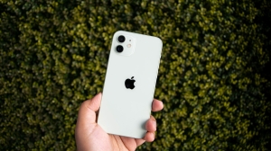 Бьет током, провоцирует пожары и травмы: Apple официально запретила спать рядом с заряжающимся iPhone