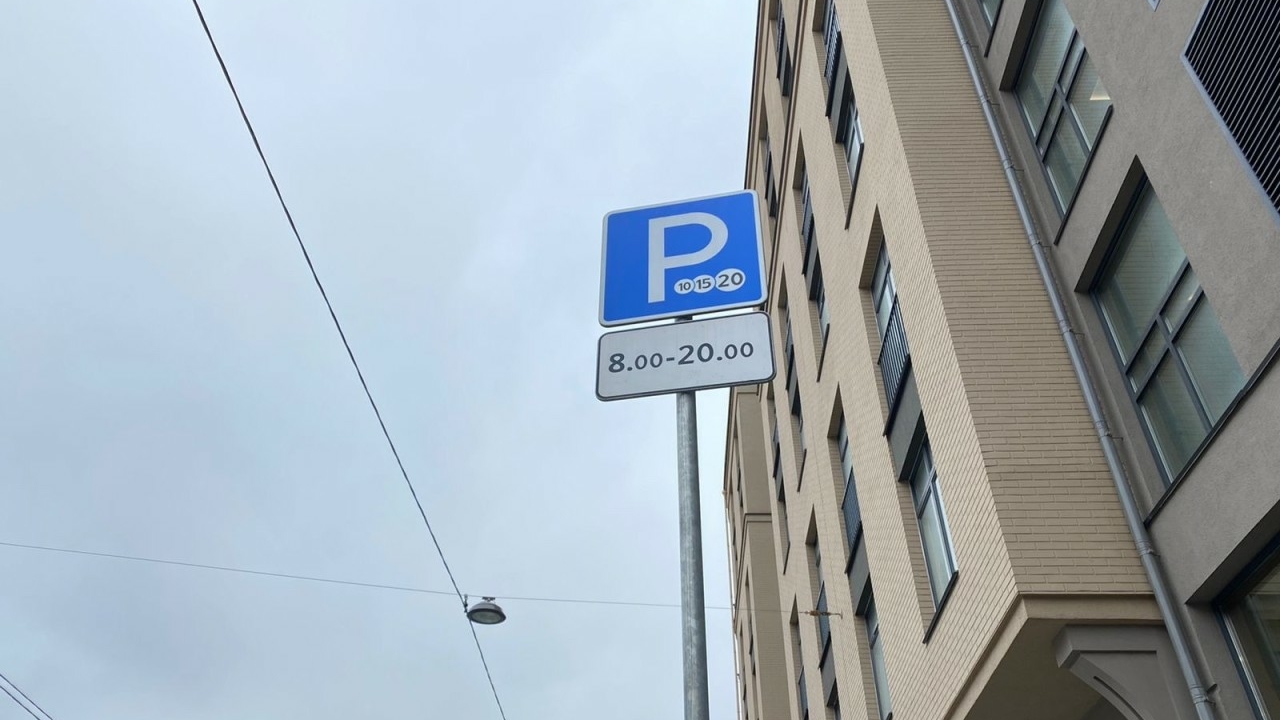 Петербуржцам напомнили о необходимости получения разрешений в зоне платной парковки