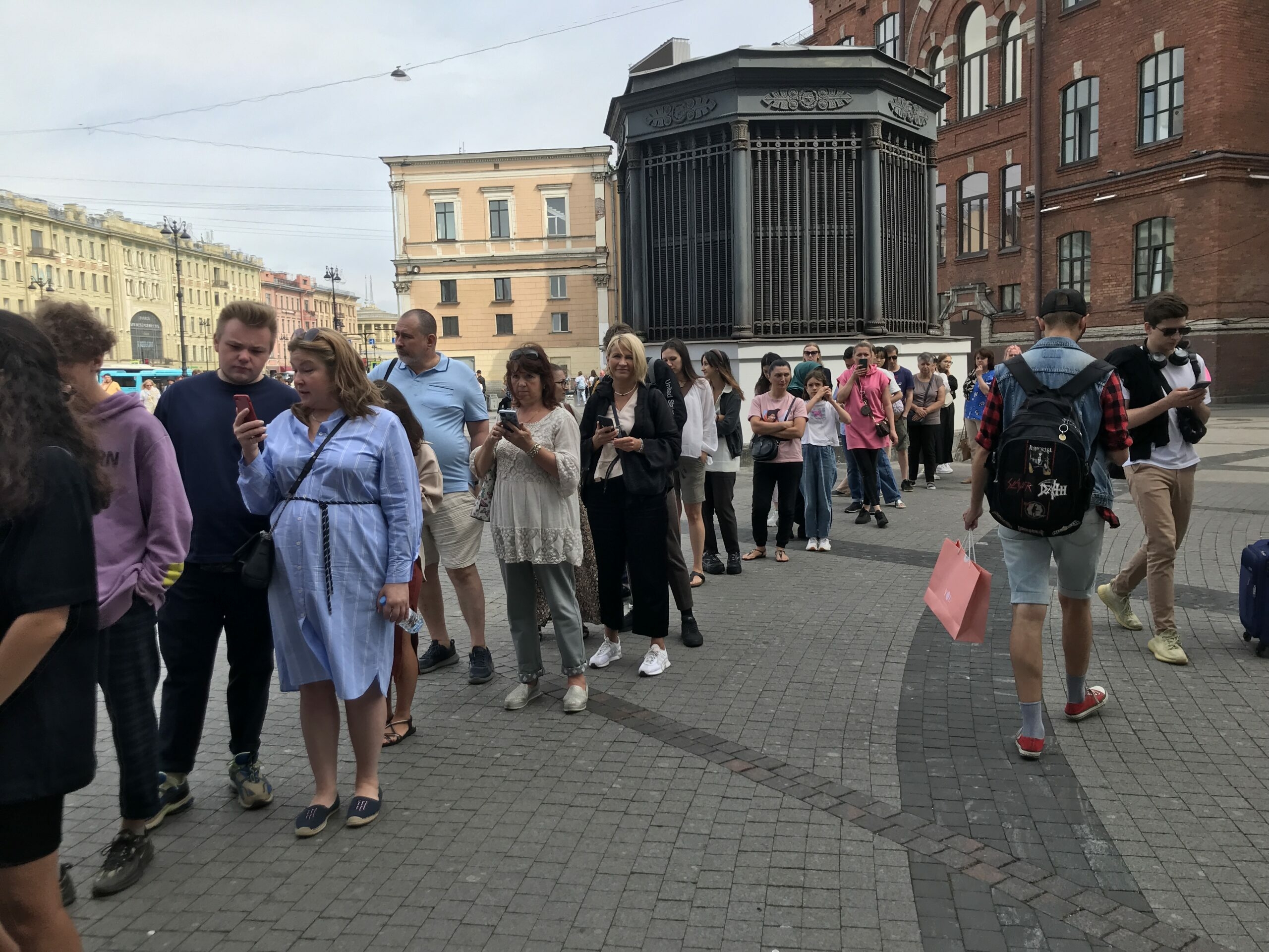 Жители санкт петербурга. Очереди в h and m. H&M очереди Питер. Очереди в Питере. Очередях в Санкт Петербурге.