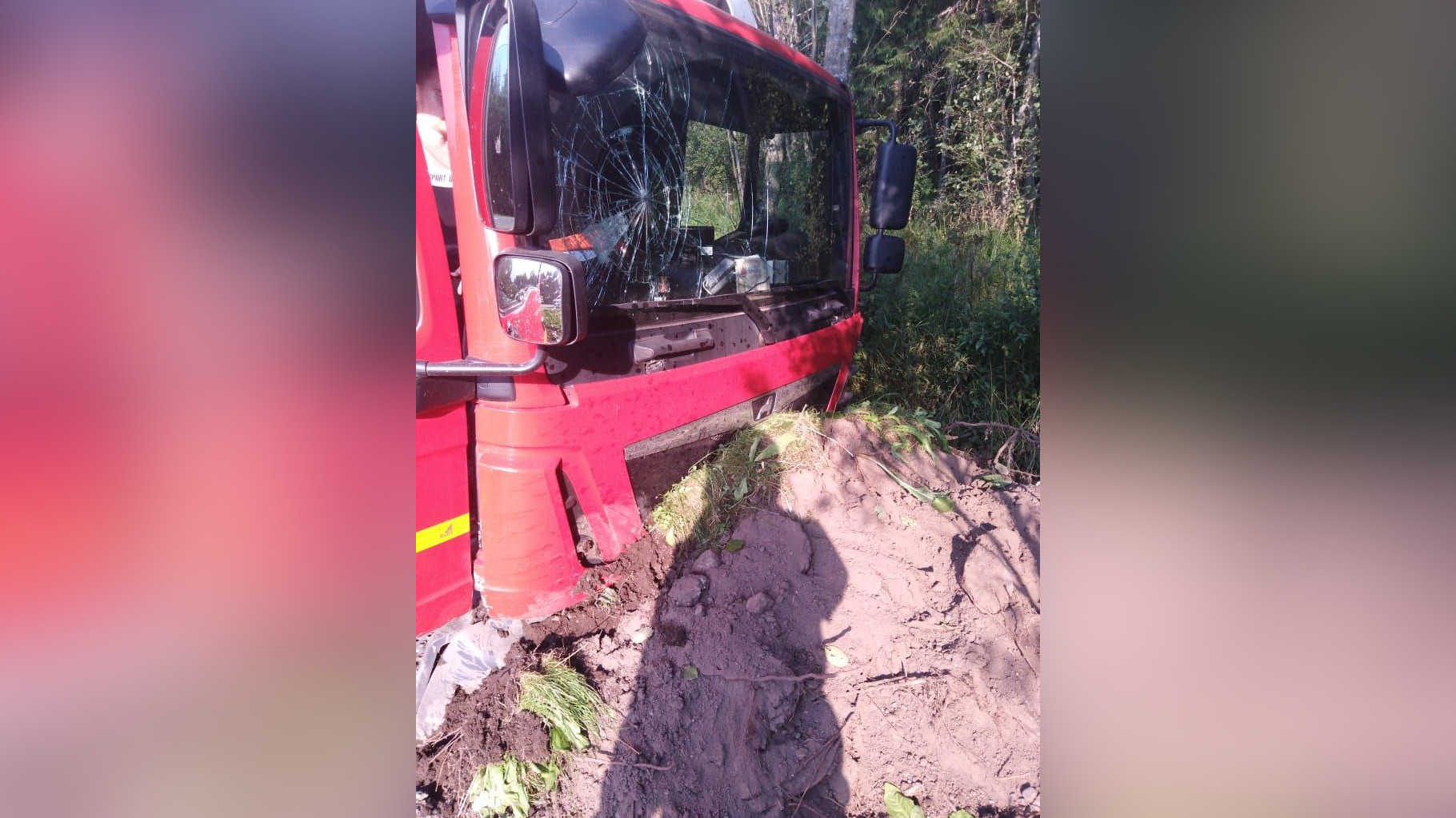 Два водителя пострадали в лобовой аварии грузовика и легковушки на трассе А-120 в Ленобласти
