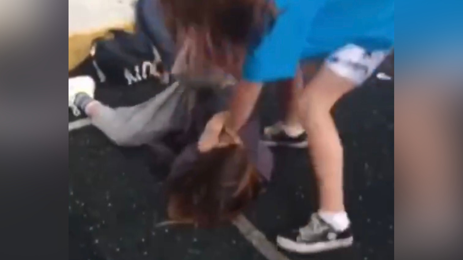 Прокуратура заинтересовалась видео жестокой драки между школьницами в Петербурге