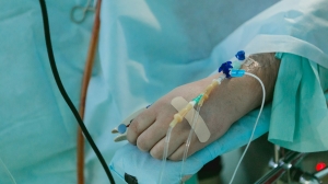 В Омске прооперировали пациента с паразитами в позвоночнике