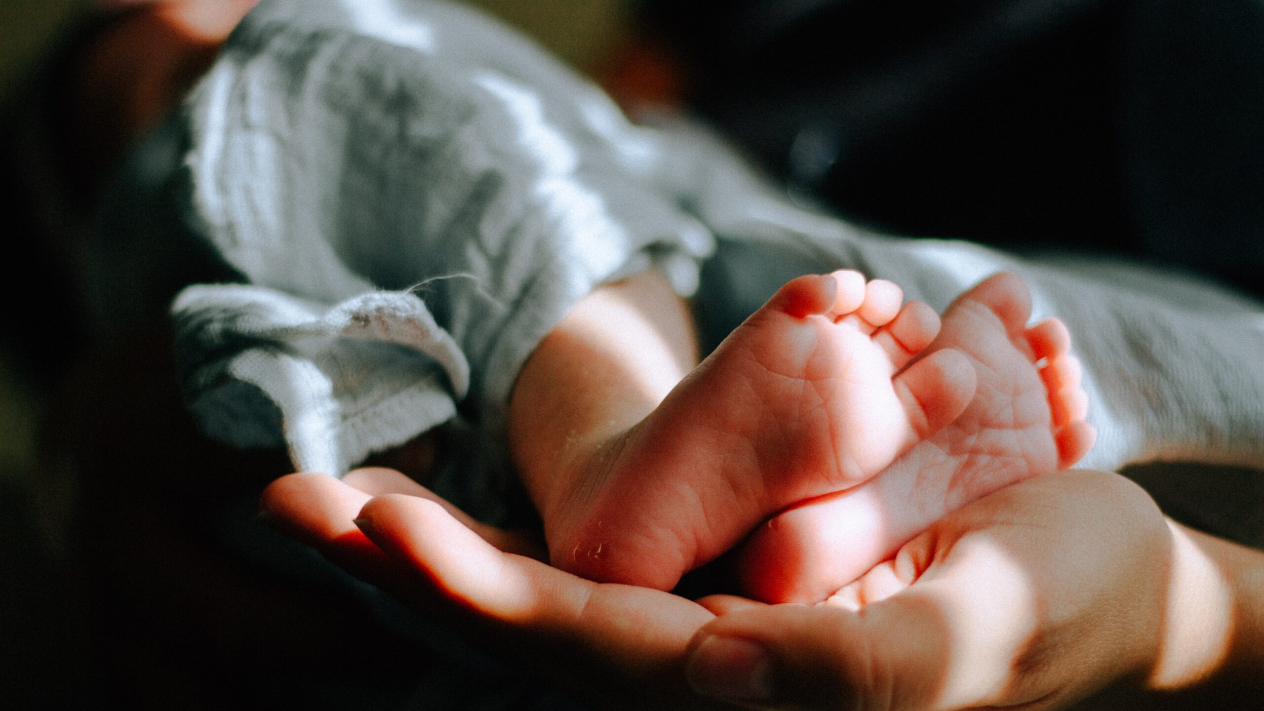 «Мы дети полей и рек»: прогрессивная петербурженка оказалась в реанимации с полумертвым младенцем после домашних родов