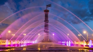 Из-за толпы ныряющих десантников в парке «300-летия Санкт-Петербурга» отключили фонтан