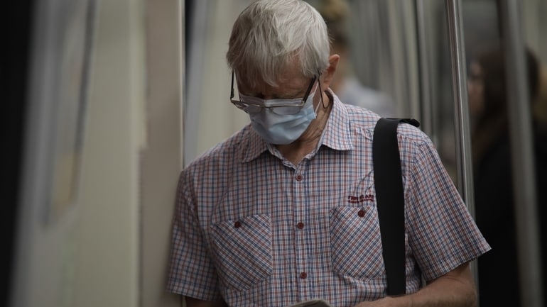Не опять, а снова: петербуржцам порекомендовали вернуть в привычку носить медицинские маски