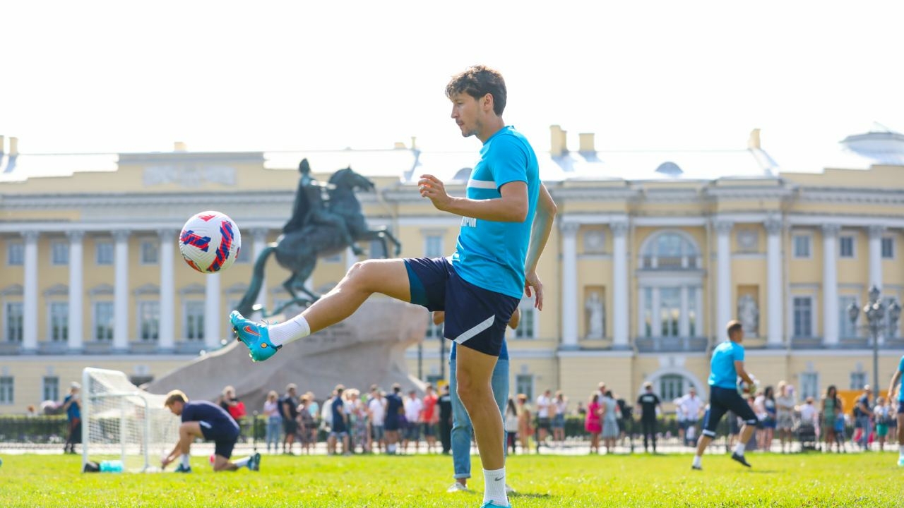 У  Медного всадника в Петербурге впервые состоялась открытая футбольная тренировка клуба «Зенит»
