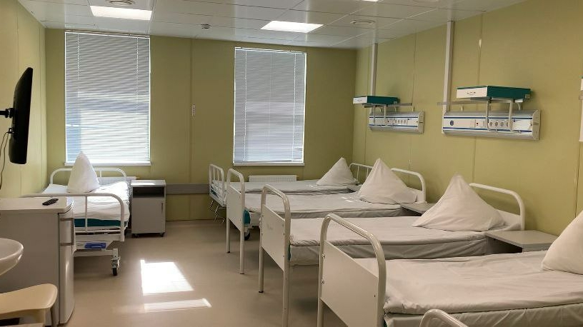 В больницах Петербурга осталось менее двух тысяч коек для больных COVID-19