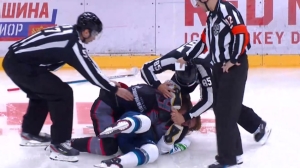 Хоккеисты развязали драку прямо во время матча в Петербурге