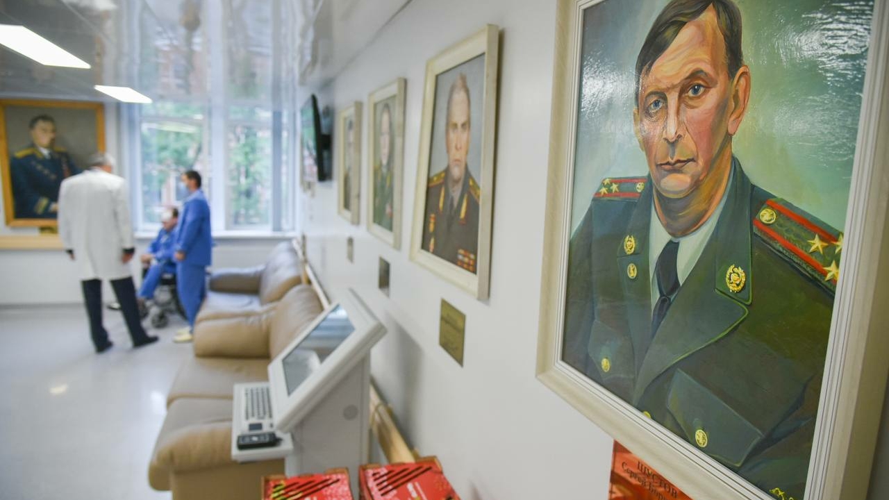 «Ребятам — выздоровления и удачи»: глава Ленобласти навестил раненых военнослужащих в Военно-медицинской академии