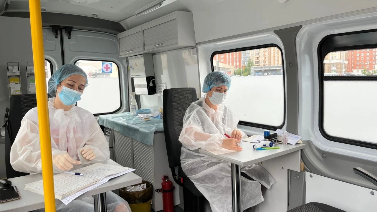 В Петербурге двух медсестер оштрафовали на 300 тыс рублей из-за поддельных справок о вакцинации
