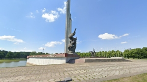 В Латвии снесли один из элементов скульптуры «Мать-Родина» — памятника советским воинам