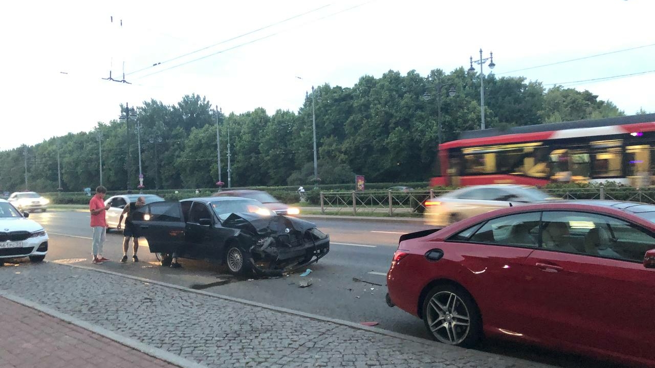 Грустные петербуржцы наблюдали за разбитыми BMW и Mercedes после аварии у «Парка Победы»
