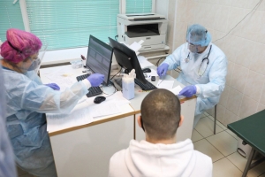 Поликлиники Петербурга почти на 20 процентов чаще стали принимать пациентов с ОРВИ и COVID-19
