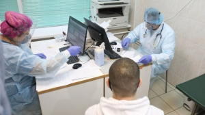 Петербуржцев начали прививать назальной вакциной от COVID-19