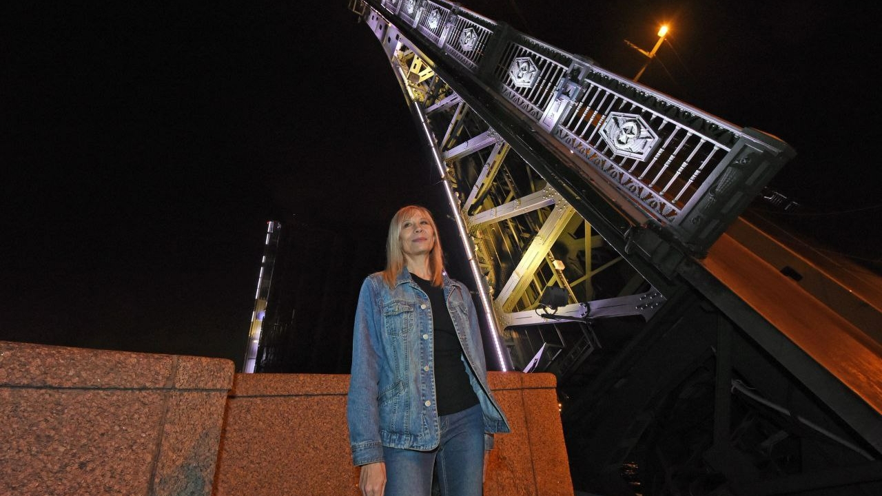 Развод Дворцового моста в Петербурге посвятили Дню российского кино
