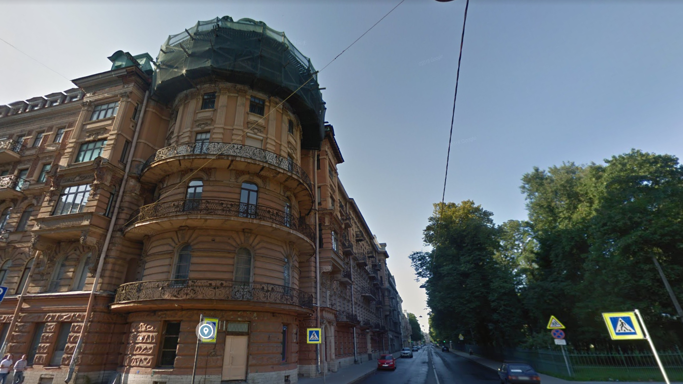 В Петербурге отвалилась часть балкона от «башни поэтов»