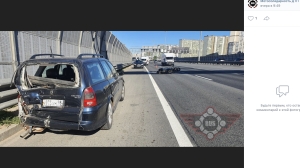 На КАД мотоциклист отрикошетил от виляющего красного автомобиля в Opel