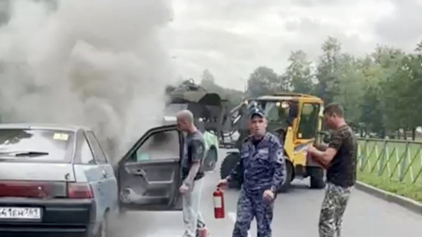 «Кроме вазика никто не пострадал»: росгвардейцы вооружились огнетушителями и расправились с вспыхнувшим автомобилем