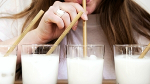 Молочные продукты на ночь вредят тем, кто храпит: диетолог предупредила об опасности слизеобразующей пищи