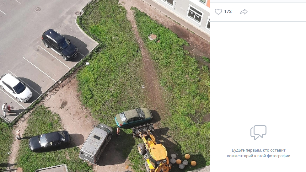 В Красносельском районе трактор с ковшом переставил на газон припаркованные автомобили